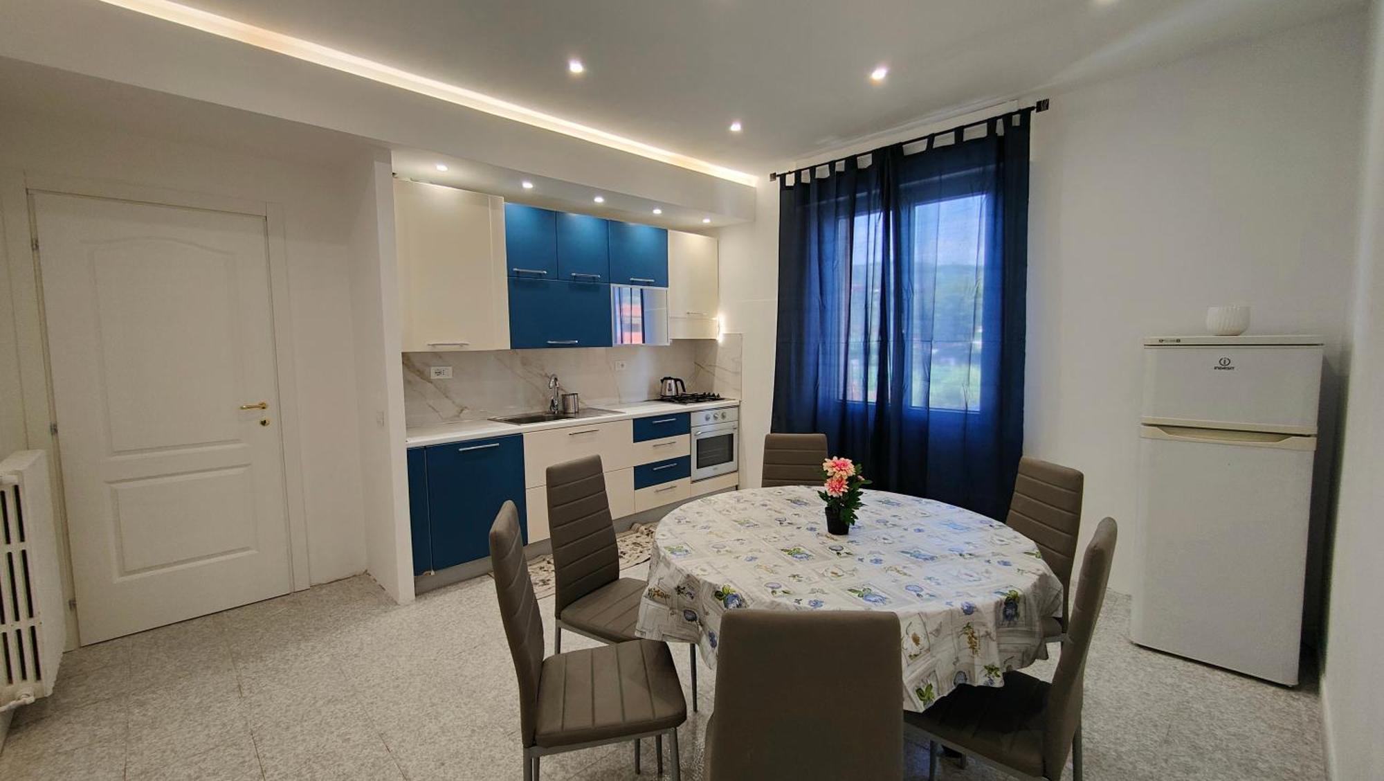 Ampio Appartamento Per Famiglie 因佩里亚 外观 照片